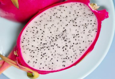 Ejderha meyvesinin yakın plan görüntüsü, mavi arka planda egzotik ejderha meyvesi. Pitahaya.            