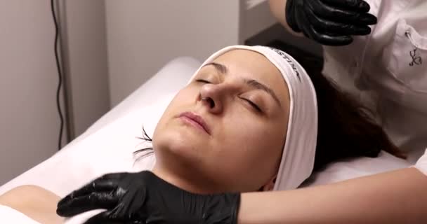 Умывание Сушка Лица Клиентки Перед Косметологическими Процедурами — стоковое видео