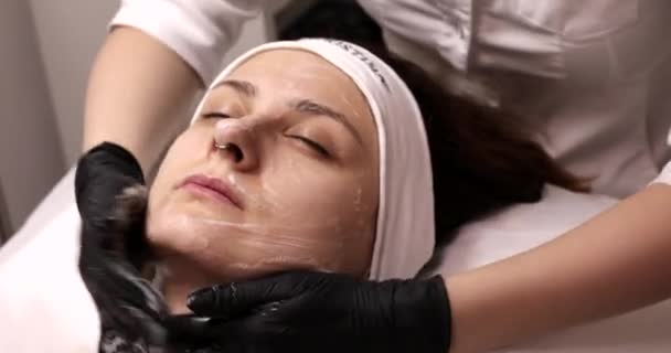 Praní Sušení Obličeje Klientky Před Kosmetickými Procedurami — Stock video