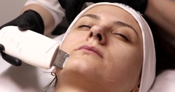 Reinigung Der Haut Durch Ultraschall Reinigungsgerät Für Ein Junges Mädchen — Stockvideo