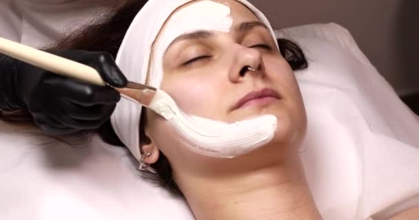 Mladá Krásná Žena Obdrží Bílou Obličejovou Masku Spa Beauty Salonu — Stock video
