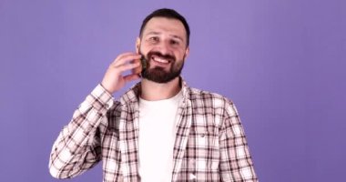 Tarak, doğal fırça, erkek kişisel bakım ürünleri, sakal için aksesuar taşıyan yakışıklı sakallı adamın portresi..       