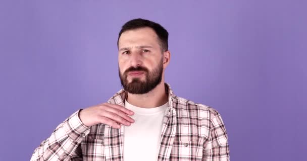 Hombre Barbudo Guapo Con Camisa Rayas Sobre Fondo Púrpura Oliendo — Vídeos de Stock