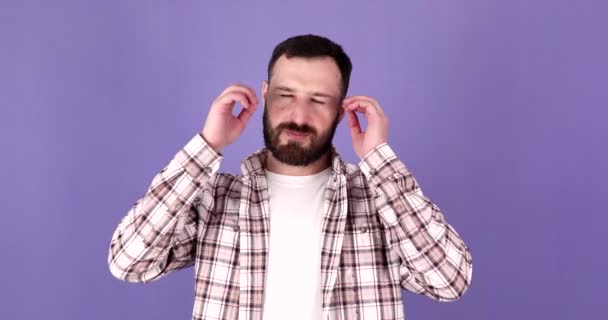 Homem Que Sofre Enxaqueca Fundo Roxo Homem Bonito Com Barba — Vídeo de Stock