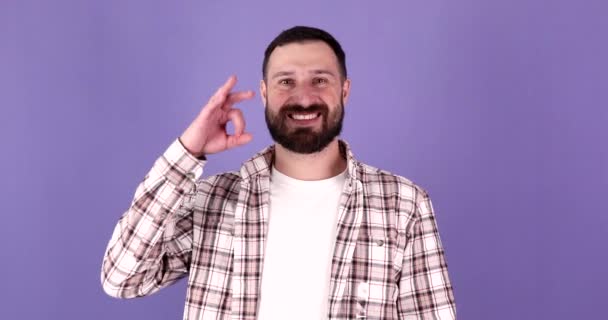 Giovane Uomo Barbuto Mostrando Segno Mano Come Approvazione Suggerimento Ragazzo — Video Stock