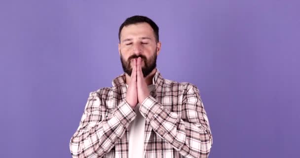 Mor Arka Planda Izole Edilmiş Genç Sakallı Beyaz Adam Dua — Stok video