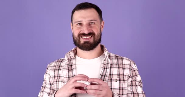 Schöner Bärtiger Mann Mit Bartbalsam Auf Lila Hintergrund — Stockvideo