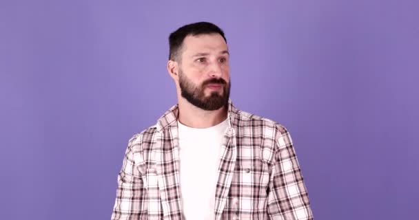 Hombre Barbudo Guapo Sosteniendo Dedo Los Labios Sobre Fondo Púrpura — Vídeo de stock