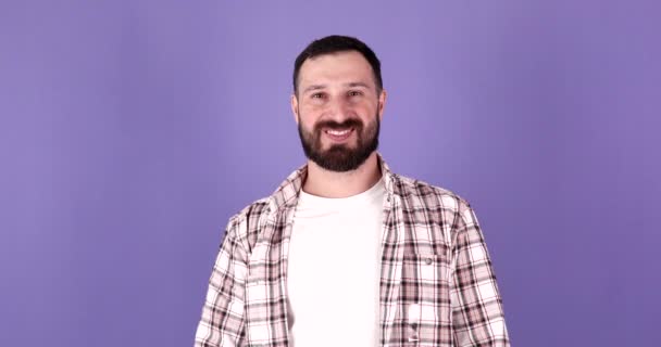 Schöner Bärtiger Junger Mann Isoliert Vor Violettem Hintergrund Studio Menschen — Stockvideo