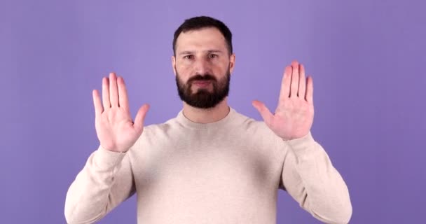 Komoly Szakállas Férfi Azt Mondja Nem Stop Gesztus Elszigetelt Lila — Stock videók