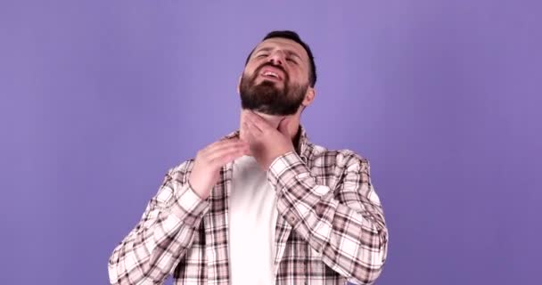 Boğaz Ağrısı Yakışıklı Bir Adam Boynunu Tutuyor Boğazında Korkunç Bir — Stok video