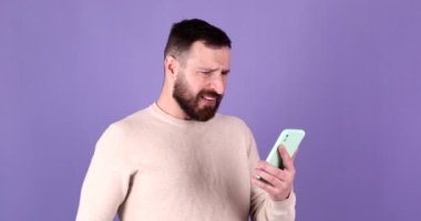 Telefon görüşmesi ve morarmış arka planda çatışma, sorun ya da kötü bağlantı olan sinirli bir adam..