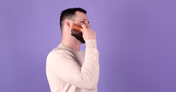 Retrato Homem Barbudo Bonito Segurando Pente Escova Natural Auto Cuidado — Vídeo de Stock