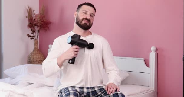 Kaukasischer Mann Mit Percussion Massagepistole Recovery Konzept Gesundes Leben — Stockvideo