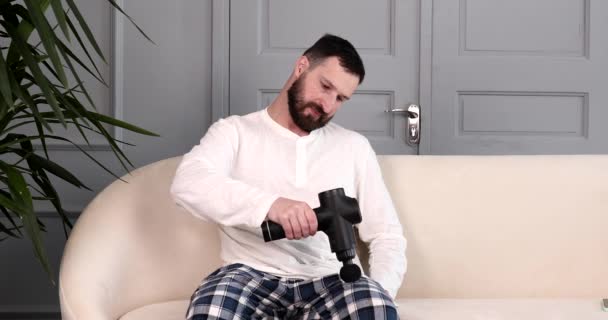 Mann Massiert Seinen Körper Hause Mit Massageperkussionsgerät — Stockvideo