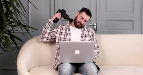 Masírujte Rekonvalescenční Léčbu Stimulace Bolesti Zad Vousatý Muž Pracující Notebooku — Stock video