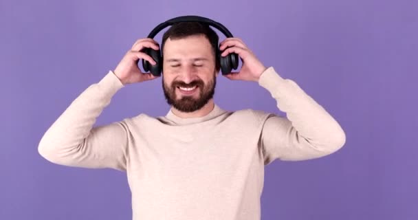 Эмоциональный Бородатый Мужчина Слушает Музыку Наушниках Фиолетовом Фоне Танцует Поет Видеоклип
