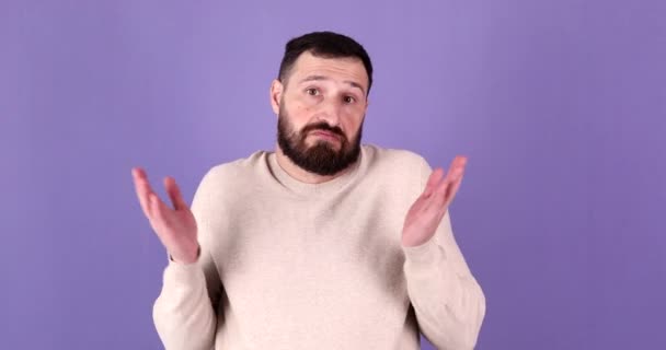 Молодий Красивий Бородатий Чоловік Робить Знаю Жесту Фіолетовому Фоні — стокове відео