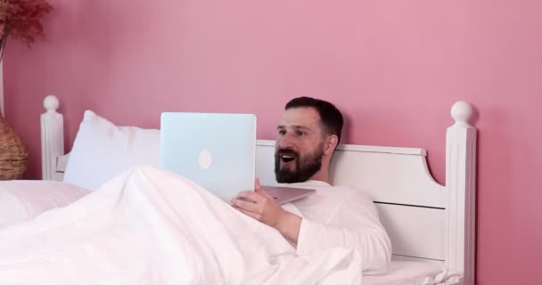 Sakallı Adam Dizüstü Bilgisayarda Video Izliyor Kendinden Memnun Ergenlik Yaşı — Stok video