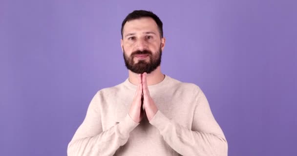 Retrato Barbudo Homem Agradecer Gesto Com Mãos Conectadas Reverência Sorrindo — Vídeo de Stock