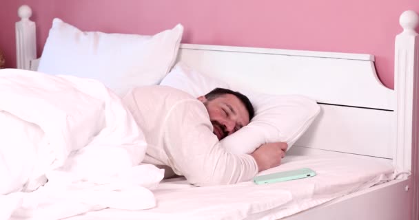 Spící Mladý Vousatý Muž Probouzí Vypíná Alarm Mobilním Telefonu — Stock video
