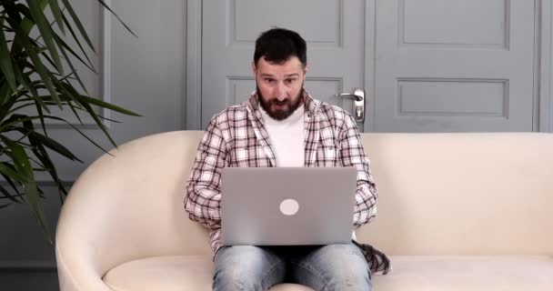 Überraschte Bärtige Mann Mit Laptop Computer Erhalten Mail Gute Nachricht — Stockvideo