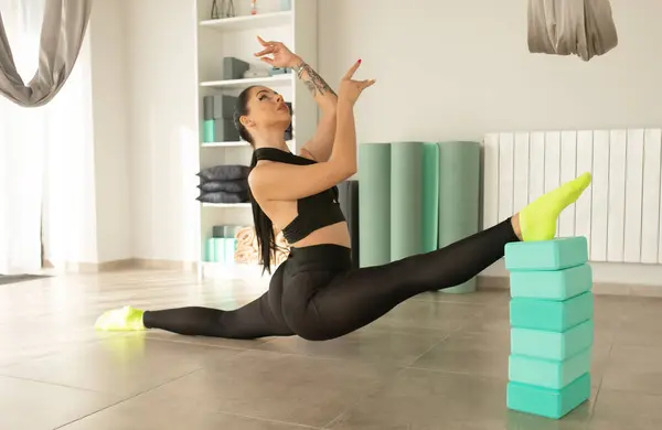 Jovencita Sexy Ropa Deportiva Con Práctica Yoga Casa Mujer Activa Imágenes De Stock Sin Royalties Gratis
