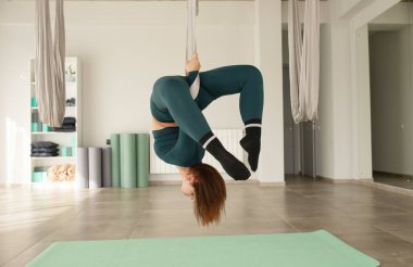 Genç kız yoga ve esneme hareketleri, yoga eğitimi, sinek yogası, aero esneme, hava yogası hamağı, pilates terapisi konsepti.. 