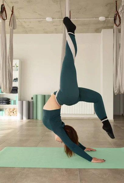 Young Woman Practicing Fly Yoga Gym Girl Trainer Aero Yoga — Stock Photo, Image
