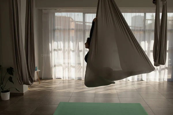 Young Woman Practicing Fly Yoga Gym Girl Trainer Aero Yoga — Stock Photo, Image