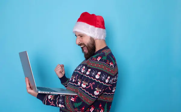 Barbudo Hombre Con Suéter Punto Santa Sombrero Posando Celebración Utilizando —  Fotos de Stock