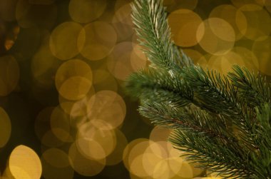 Karanlık arka plandaki Noel ağacı ışıklarının şenlikli tatil arka planı.       