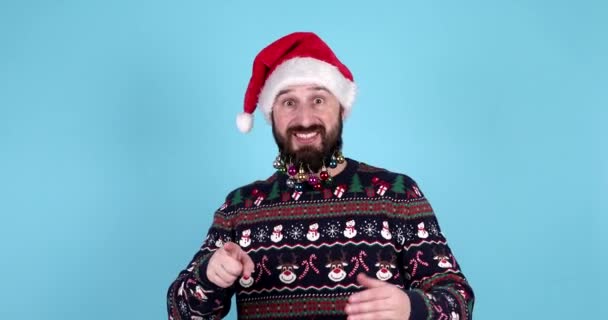 Smiling Bearded Man Wearing Santa Claus Hat Gesturing Come Beckoning — Stock Video