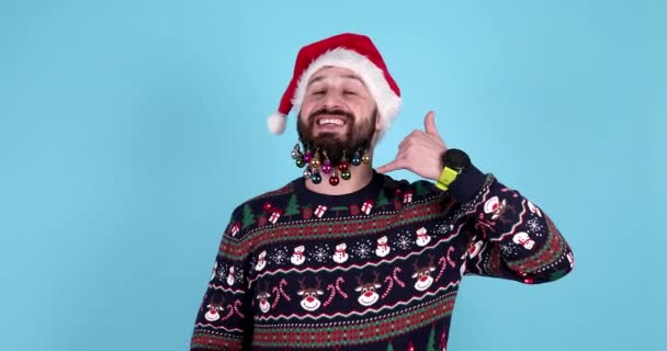Feliz Hombre Barbudo Usar Suéter Punto Caliente Santa Sombrero Posando — Vídeos de Stock