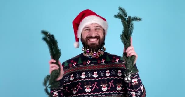 Emotionele Man Met Baard Rode Kerstman Hoed Trui Dans Bewegen — Stockvideo