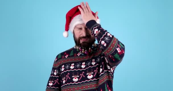 Αναστατωμένος Άντρας Χριστουγεννιάτικο Καπέλο Κάνει Χειρονομίες Βαριέται Απογοητεύεται Από Αποτέλεσμα — Αρχείο Βίντεο