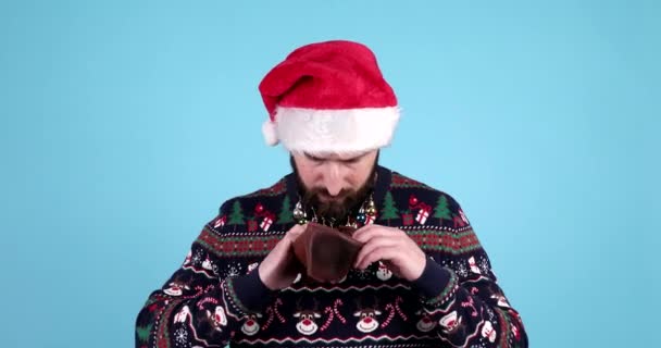 Concepto Presupuesto Navidad Hombre Barbudo Llorón Sombrero Santa Mostrando Cartera — Vídeos de Stock