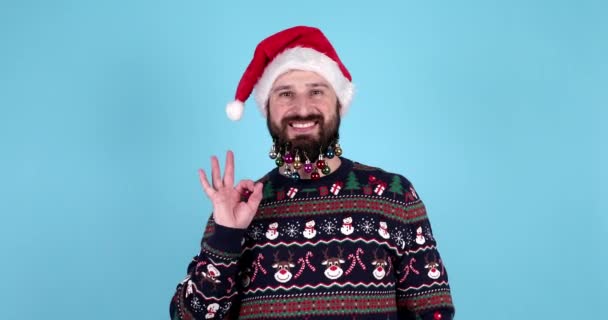 Щасливий Збуджений Бородатий Чоловік Капелюсі Санти Показує Добре Жест Сміх — стокове відео