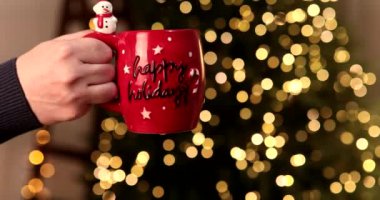 Noel içkisi. Kırmızı fincan sıcak çikolata şenlikli arka planda. Xmas kavramı.    