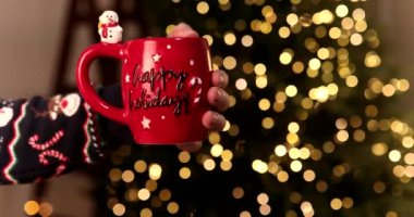 Noel içkisi. Kırmızı fincan sıcak çikolata şenlikli arka planda. Xmas kavramı.    