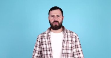 - Gel buraya. Kızgın sakallı bir adamın portresi, davetkar bir jest yapıyor, yüz ifadesini heyecanlandırıyor..