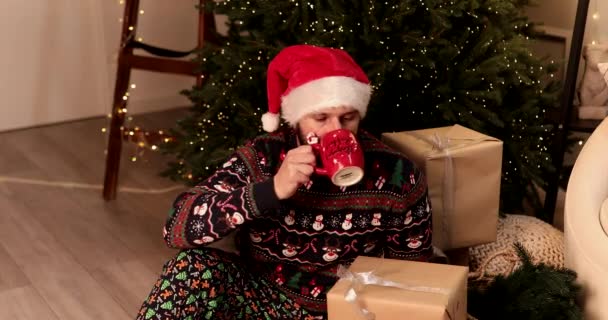 Giovane Barbuto Che Beve Caffe Vicino All Albero Natale Casa — Video Stock