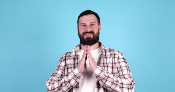 Bonito Jovem Barbudo Mostrando Gesto Namaste Sorrindo Agradecendo Grato Sobre — Vídeo de Stock