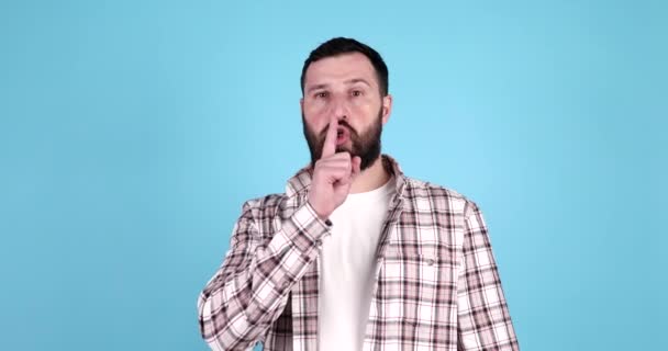 Jovem Faz Gesto Silêncio Mantém Dedo Nos Lábios Silêncio Conceito — Vídeo de Stock
