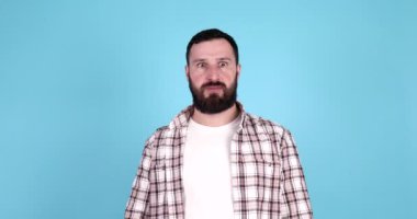 Şaşırtıcı heyecanlı sakallı adam başarısına inanmaz, ellerini başının üstünde tutar, kameraya bakar, der ki:.