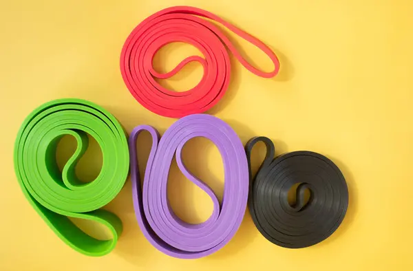Conjunto Elásticos Coloridos Para Fitness Sobre Fundo Amarelo Conceito Esportes — Fotografia de Stock