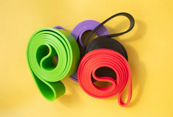 Conjunto Elásticos Coloridos Para Fitness Sobre Fundo Amarelo Conceito Esportes — Fotografia de Stock