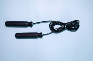 Mavi arkaplanda siyah saplı ip atlanıyor.