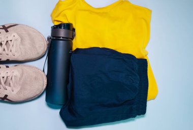 Ev manzarasında eğitim için egzersiz aletleri. Fitness, spor malzemeleri, sağlıklı yaşam tarzı konsepti.