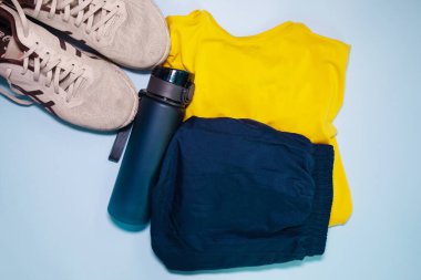 Ev manzarasında eğitim için egzersiz aletleri. Fitness, spor malzemeleri, sağlıklı yaşam tarzı konsepti.